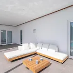 Villa Ereza Royal Family Hoopoe-1